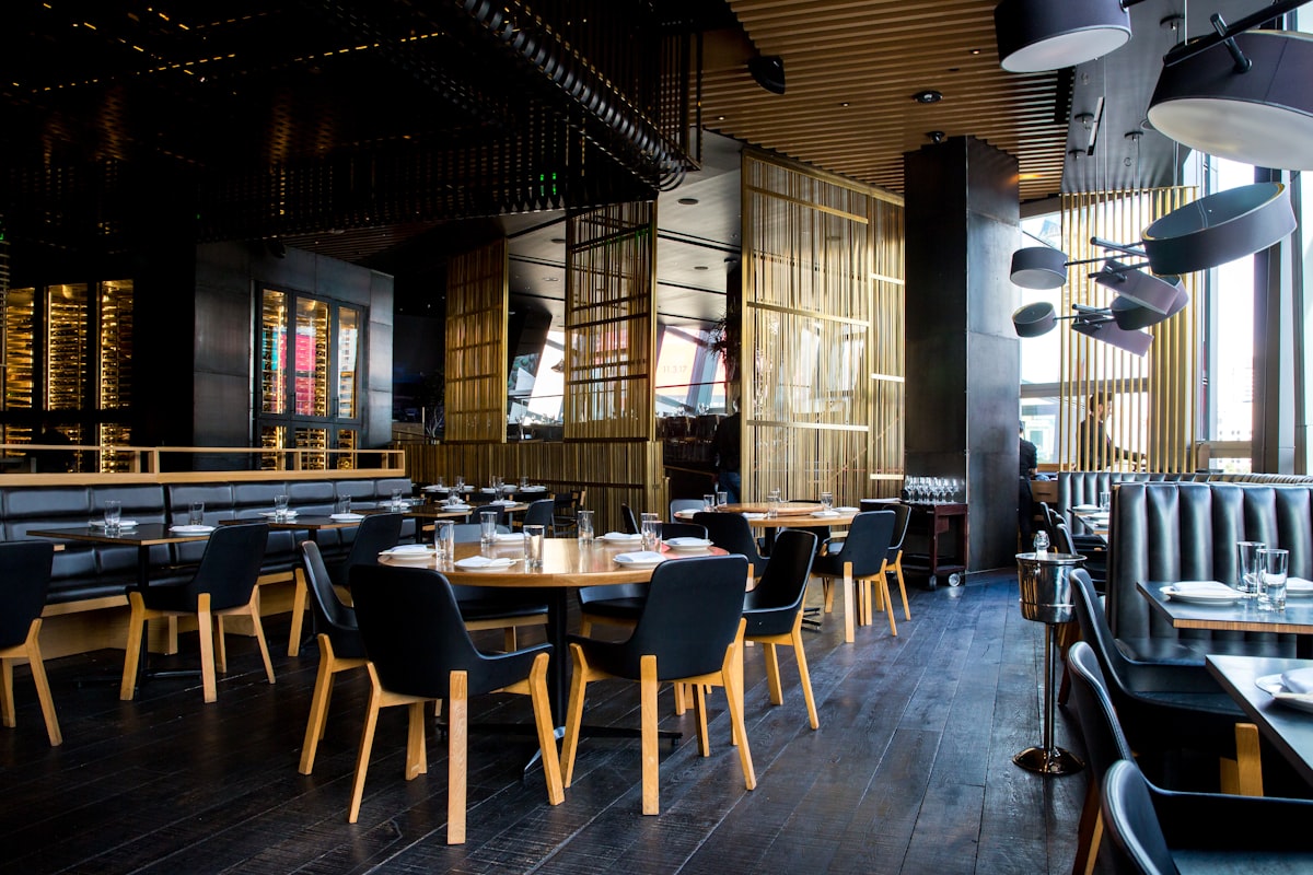 Salle d’un restaurant moderne